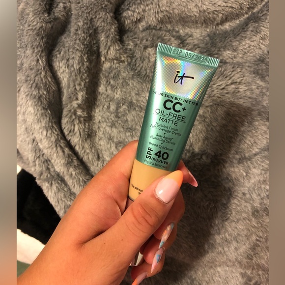 IT Cosmetics Oil-Free Matte CC+ Cream Shade LIGHT - Picture 9 of 9